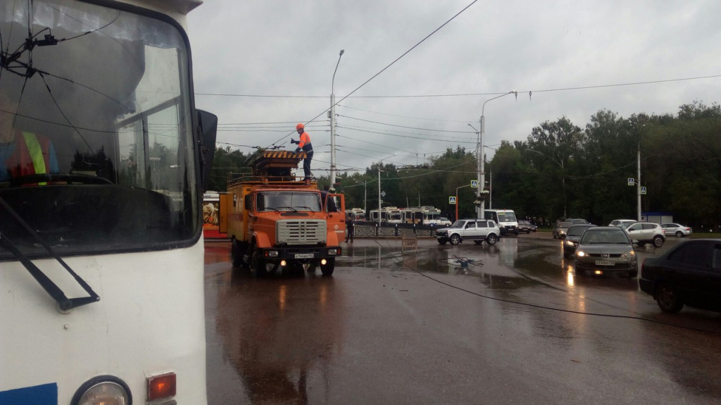 Из-за обрыва провода в центре Стерлитамака встали троллейбусы, и образовалась пробка Из-за обрыва провода в центре Стерлитамака встали троллейбусы, и образовалась пробка