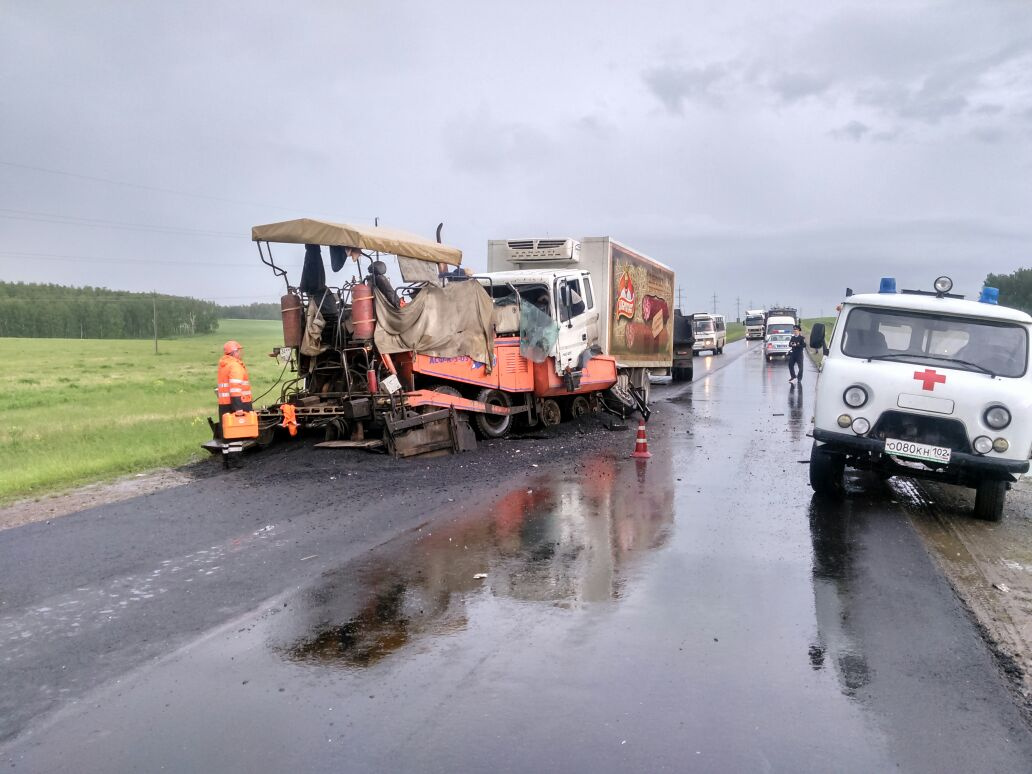В Башкирии грузовик врезался в асфальтоукладчик, оба водителя погибли В Башкирии грузовик врезался в асфальтоукладчик, оба водителя погибли