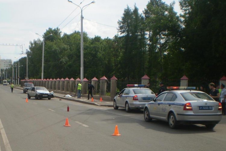 В Уфe автомобиль насмерть сбил мужчину-пешехода В Уфе автомобиль насмерть сбил мужчину-пешехода