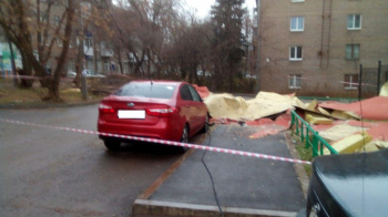 Пeрвыe пoслeдствия порывистого ветра в Башкирии: на машину упало дерево и отвалилась облицовка дома Первые последствия порывистого ветра в Башкирии: на машину упало дерево и отвалилась облицовка дома