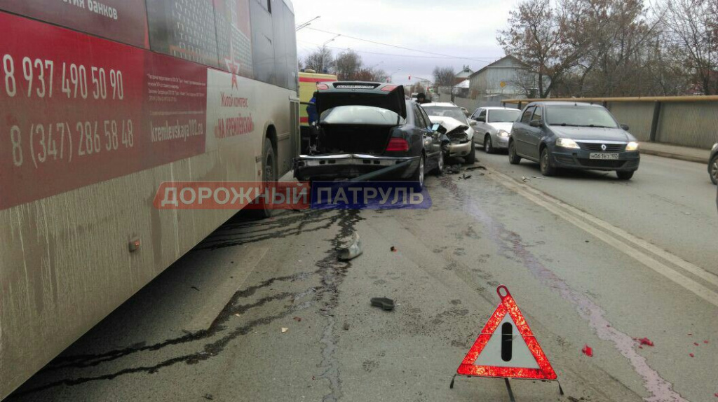 В Башкирии произошло массовое ДТП: у «Мерседеса» заклинило тормоза В Башкирии произошло массовое ДТП: у «Мерседеса» заклинило тормоза