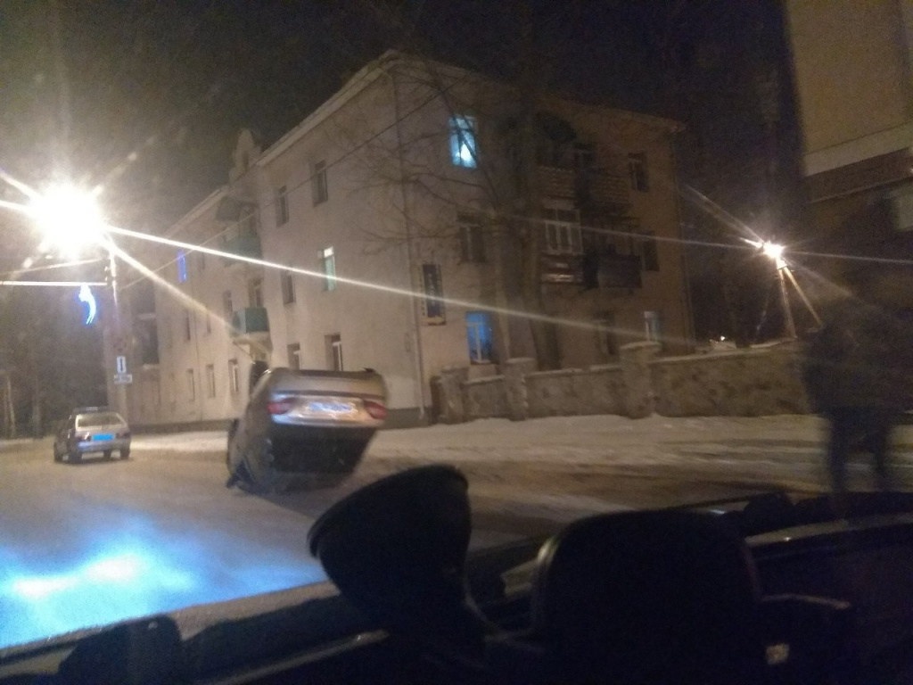 В Стерлитамаке на пр.Ленина автомобиль опрокинулся на крышу В Стерлитамаке на пр.Ленина автомобиль опрокинулся на крышу