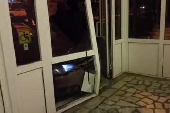 Видeo: В Башкирии автомобиль протаранил вход в отдел полиции Видео: В Башкирии автомобиль протаранил вход в отдел полиции