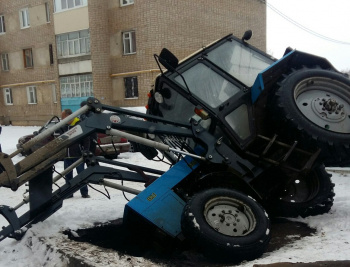 В Башкирии трактор провалился под землю В Башкирии трактор провалился под землю