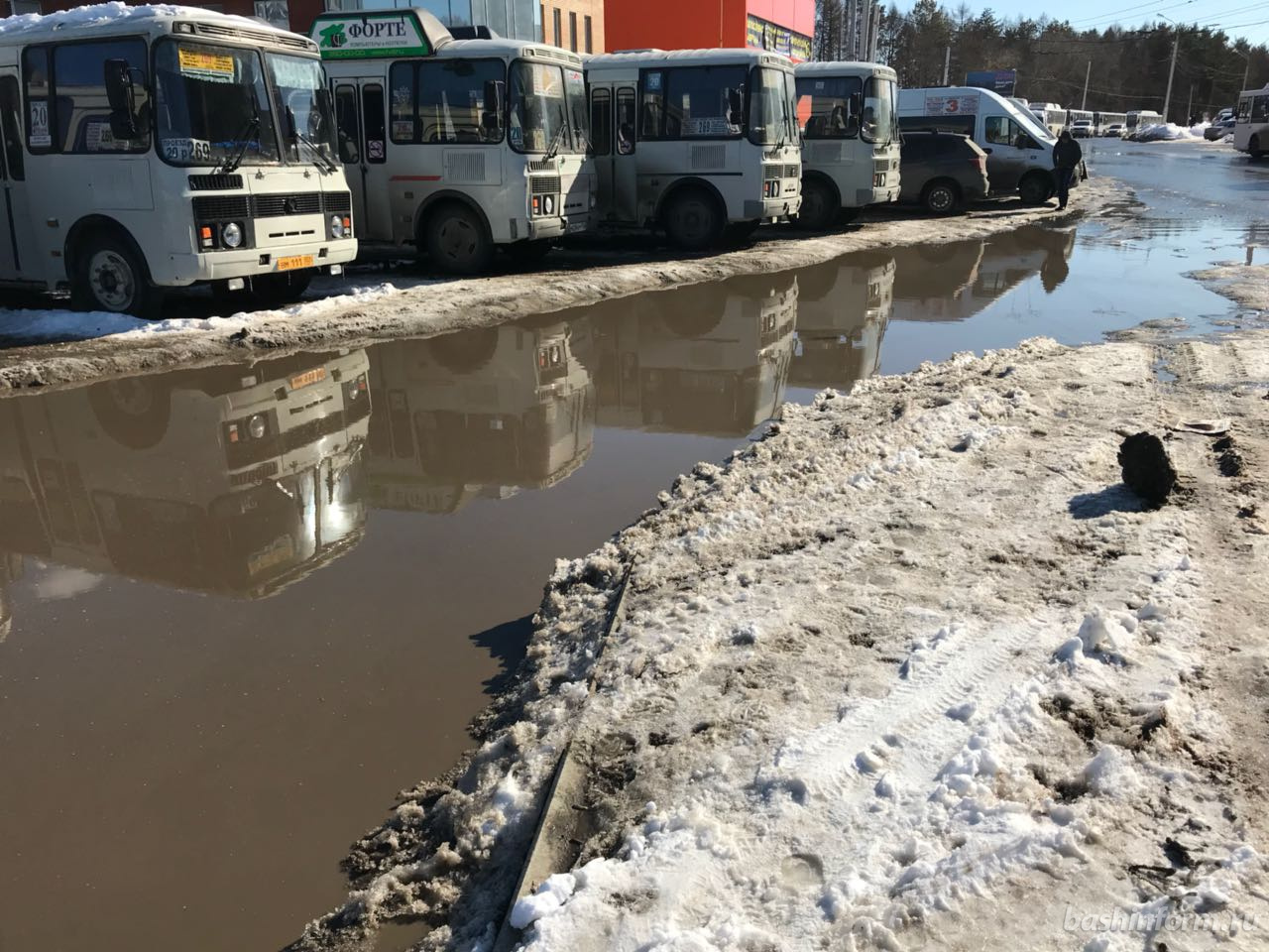 В Уфе территории, прилегающие к отремонтированной дороге по улице Авроры, ушли под воду В Уфе территории, прилегающие к отремонтированной дороге по улице Авроры, ушли под воду
