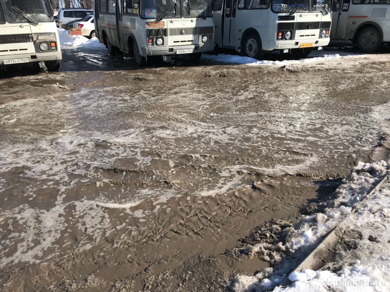 В Уфе территории, прилегающие к отремонтированной дороге по улице Авроры, ушли под воду В Уфе территории, прилегающие к отремонтированной дороге по улице Авроры, ушли под воду