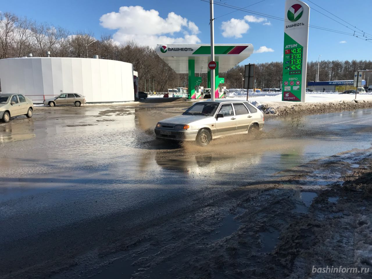 В Уфе территории, прилегающие к отремонтированной дороге по улице Авроры, ушли под воду В Уфе территории, прилегающие к отремонтированной дороге по улице Авроры, ушли под воду