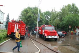 На улице в Стерлитамаке загорелась макулатура На улице в Стерлитамаке загорелась макулатура