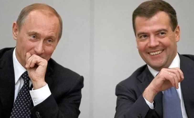 Путин смеется