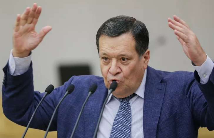 Макаров и зарплата маленькая