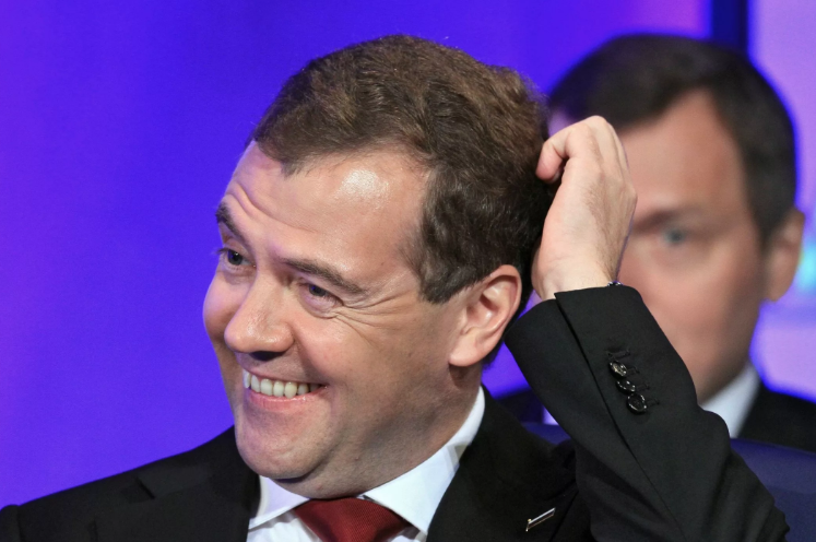 Медведев еще чиновников