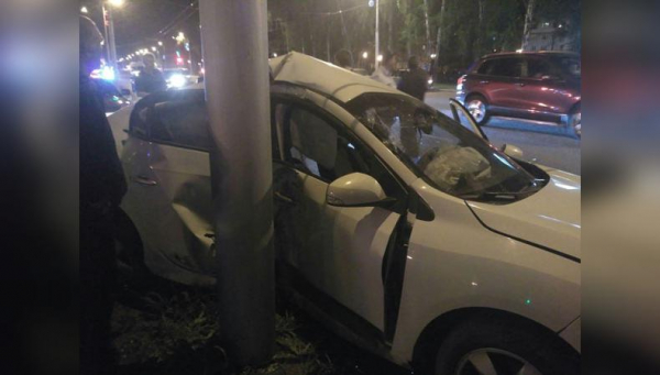В ДТП в центре Стерлитамака "Рено" намотало на столб В ДТП в центре Стерлитамака
