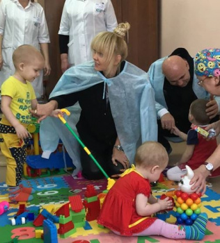 "Дети взрослым не игрушки": Певица Валерия посетила детскую больницу в Стерлитамаке "Дети взрослым не игрушки": Певица Валерия посетила детскую больницу в Стерлитамаке0