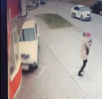 "Девушке с ребёнком очень повезло": Момент наезда внедорожника на торговый павильон в Стерлитамаке попал на видео "Девушке с ребёнком очень повезло": Момент наезда внедорожника на торговый павильон в Стерлитамаке попал на видео0