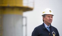 Повышая пенсионный возраст, Путин должен был, как Макрон, отказаться от льготной пенсии себе и министрам Путин Сечина не сдаст, а вот «Роснефть» может