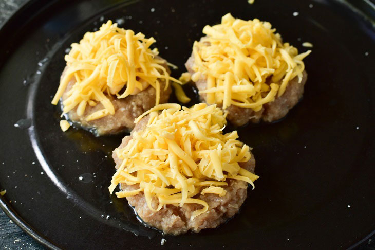 Мясные гнезда с грибами и сыром в духовке — оригинальные и аппетитные