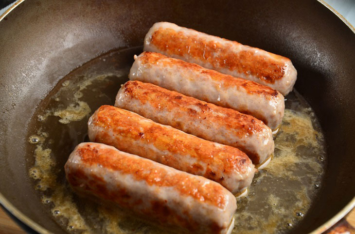 Домашние колбаски на сковороде — вкусные и сочные