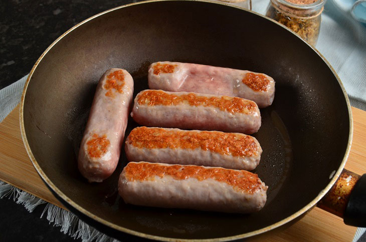 Домашние колбаски на сковороде — вкусные и сочные