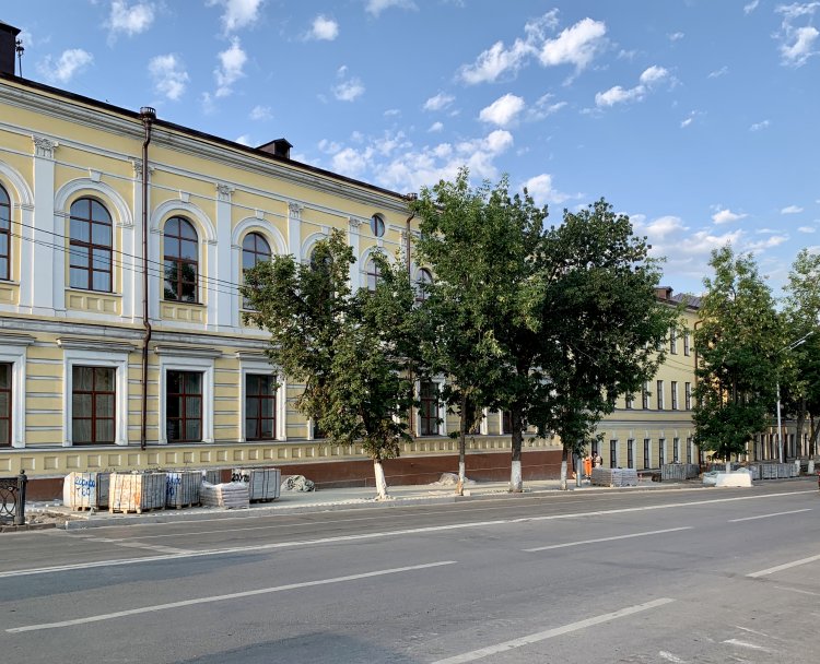 В историческом центре Уфы на Советской площади началась вырубка деревьев В историческом центре Уфы на Советской площади началась вырубка деревьев