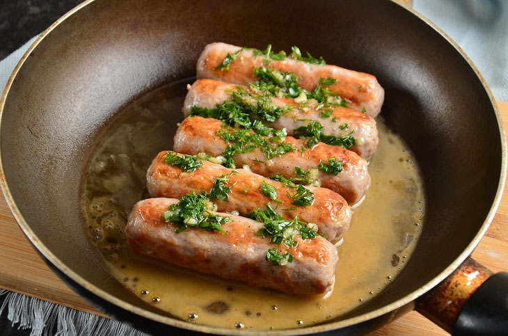 Домашние колбаски на сковороде — вкусные и сочные