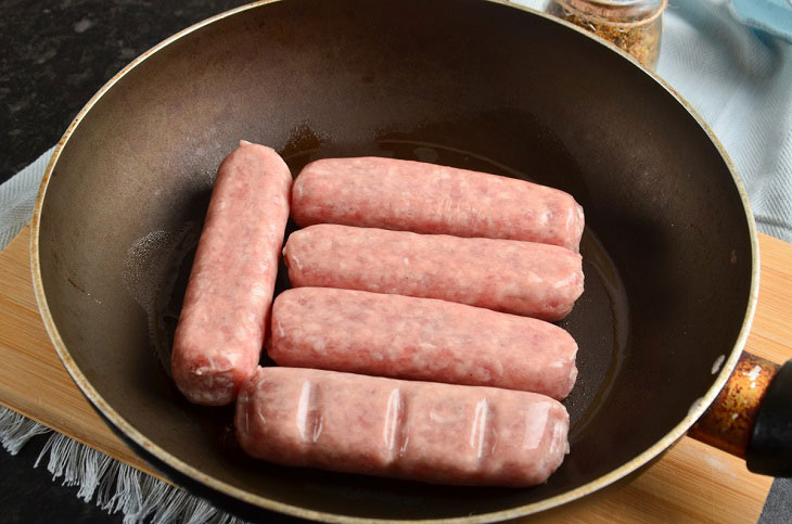 Домашние колбаски на сковороде — вкусные и сочные