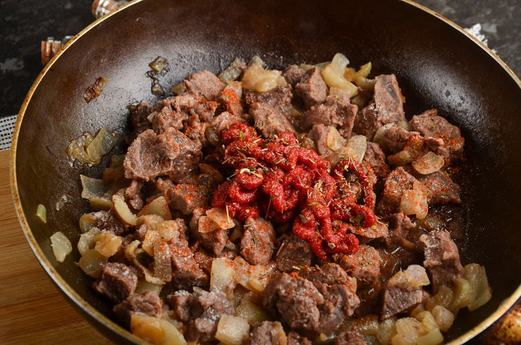Венский гуляш из говядины — мягкое и нежное мясное блюдо