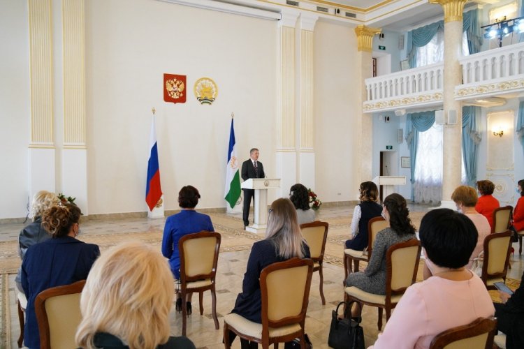 Радий Хабиров вручил госнаграды педагогам Башкирии и гранты молодым сельским учителям Радий Хабиров вручил госнаграды педагогам Башкирии и гранты молодым сельским учителям