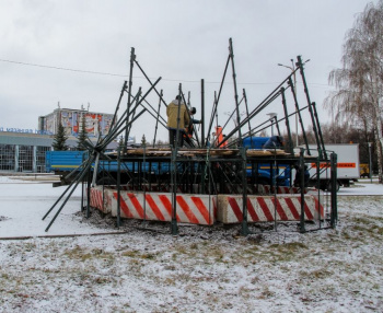 В Стерлитамаке начали установку новогодней елки В Стерлитамаке начали установку новогодней елки0