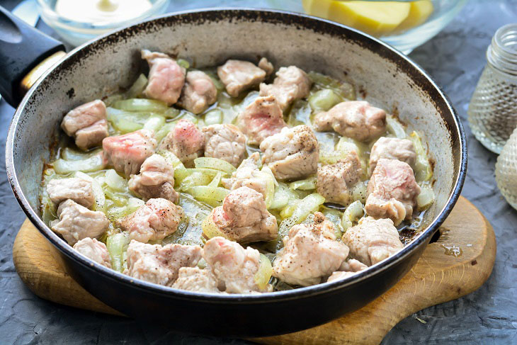 Мясо в горшочках «Купеческое» — необычайно нежное и сочное