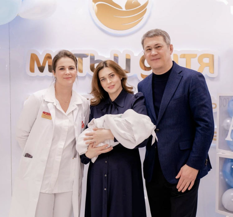 Первое фото с новорожденным сыном Радия Хабирова опубликовал госпиталь «Мать и дитя» в Уфе Первое фото с новорожденным сыном Радия Хабирова опубликовал госпиталь «Мать и дитя» в Уфе