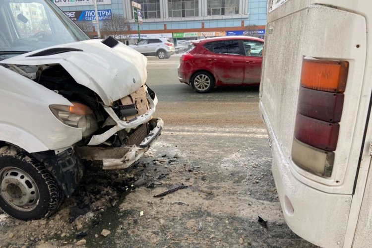 Четыре человека пострадали при столкновении двух автобусов в Уфе Четыре человека пострадали при столкновении двух автобусов в Уфе
