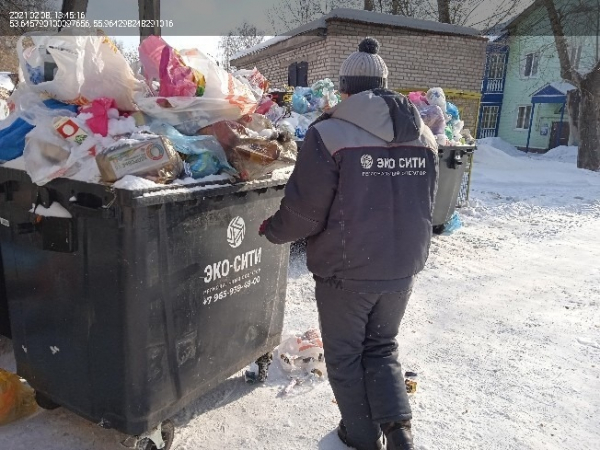 В "Эко-Сити" пояснили жителям Стерлитамака, почему переполнены мусорные контейнеры мусор 3.jpg1