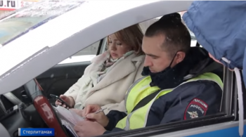 Видео: В Стерлитамаке преподаватель вуза, лишенная прав за пьяную езду, попалась за рулем Видео: В Стерлитамаке преподаватель вуза, лишенная прав за пьяную езду, попалась за рулем0