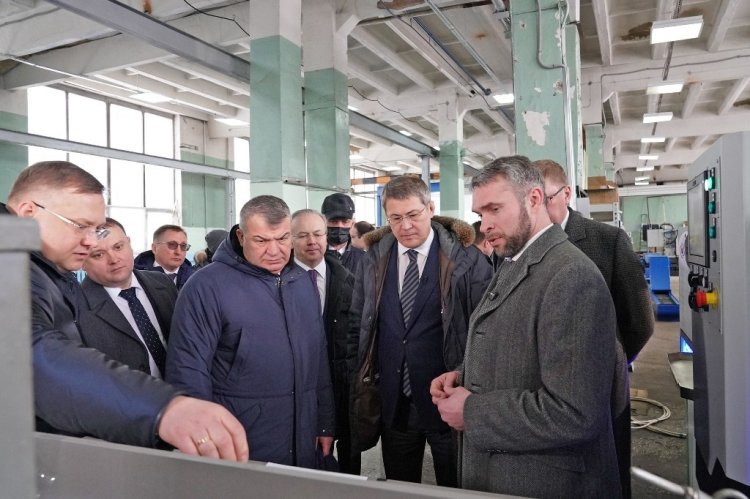 Радий Хабиров и Анатолий Сердюков посетили машиностроительные предприятия в Башкирии Радий Хабиров и Анатолий Сердюков посетили машиностроительные предприятия в Башкирии