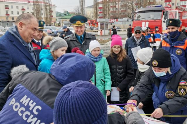 В Уфе впервые можно увидеть на одной площадке пожарную технику разных эпох Выставку посетили Марат Латыпов, Ирек Сагитов и Фарит Гумеров