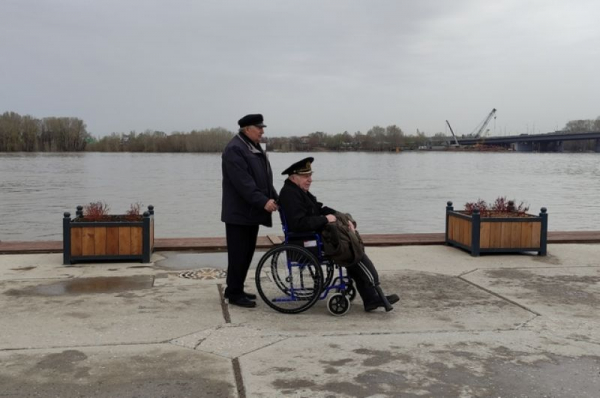 На торжественное открытие навигации в Уфе пришлось приглашать частные суда 76-летний Евгений Бахаев — ветеран, отдавший речному флоту в Уфе 57 лет жизни, 30 из которых он ходил по воде в чине капитана.