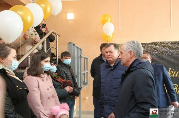 Десять сирот получили ключи от квартир в Уфе Десять сирот получили ключи от квартир в Уфе0