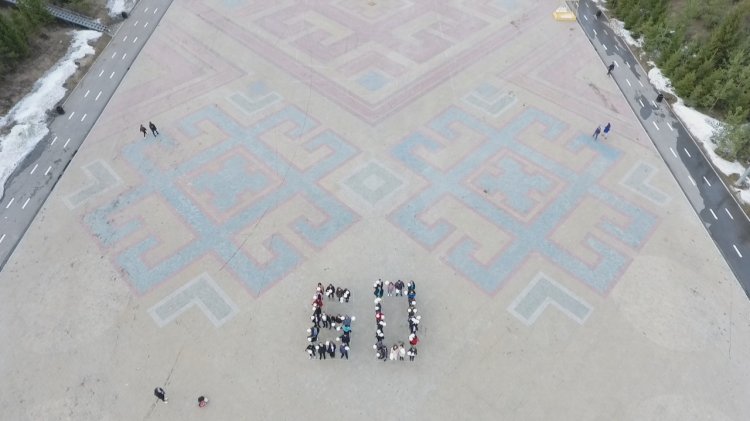 В Уфе молодежь в честь Дня космонавтики выстроилась в цифру 60 В Уфе молодежь в честь Дня космонавтики выстроилась в цифру 60