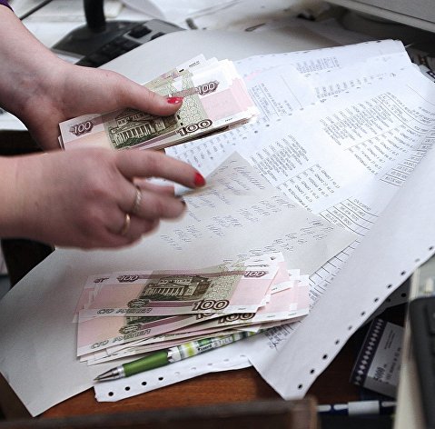 Экономист раскрыл, кому могут повысить пенсии этой осенью Сотрудница почтового отделения в Симферополе во время выдачи пенсии