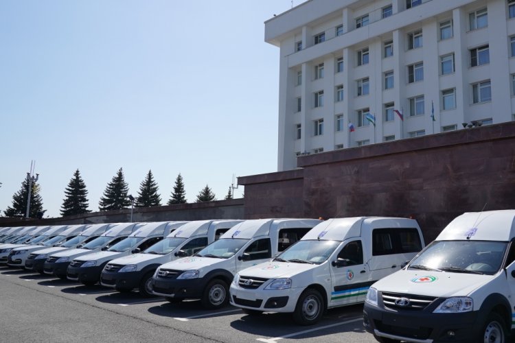 В Башкирии Радий Хабиров вручил ключи от 49 новых медицинских автомобилей В Башкирии Радий Хабиров вручил ключи от 49 новых медицинских автомобилей