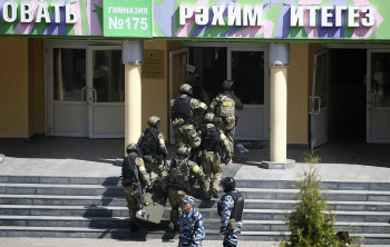 Радий Хабиров выразил соболезнование родным и близким погибших в казанской гимназии Радий Хабиров выразил соболезнование родным и близким погибших в казанской гимназии0