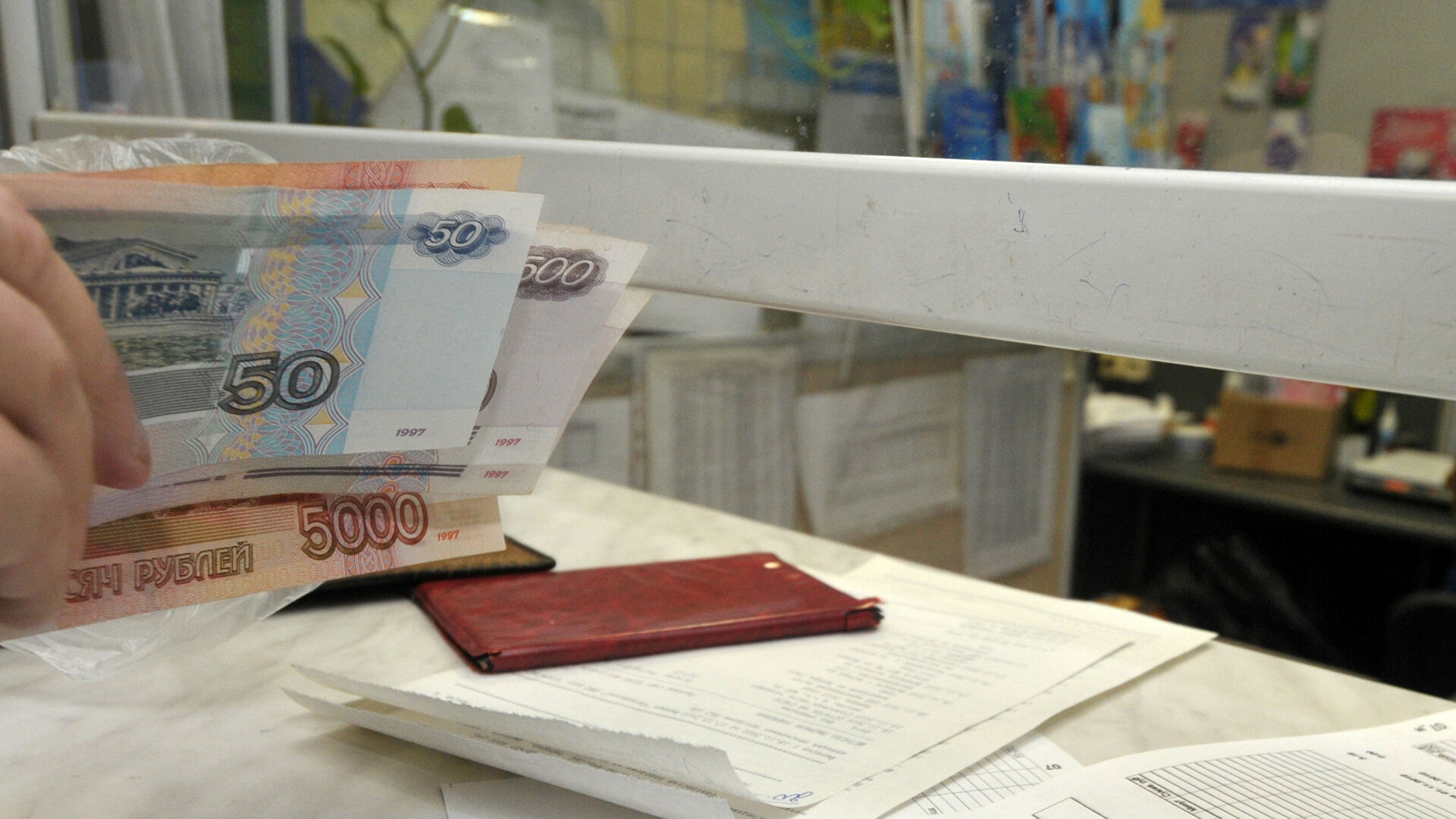 ПФР сможет перечислять пенсию на счет пенсионера в банке Оплата жилищно-коммунальных услуг на почте - РИА Новости, 1920, 15.06.2021