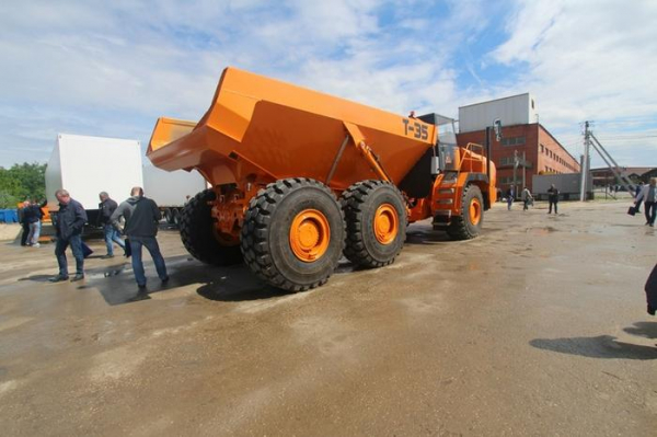 «Тонар» представила свой первый шарнирно-сочлененный самосвал Тонар Т-35 «Тонар» представила свой первый шарнирно-сочлененный самосвал Тонар Т-358