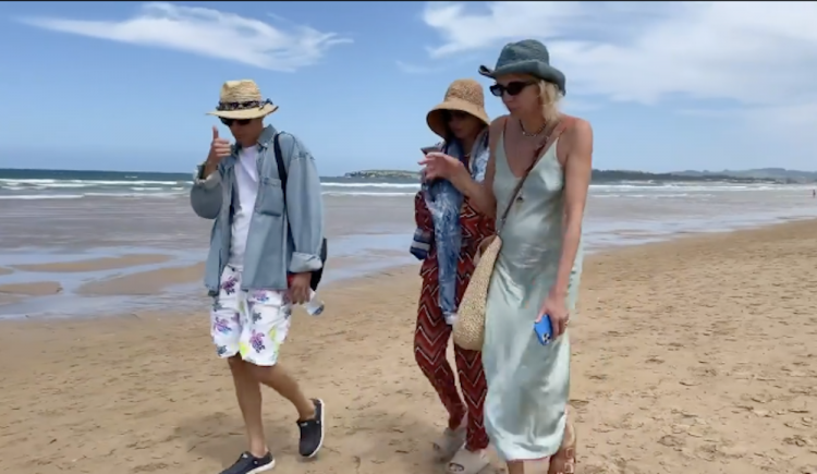 Гимнастка Лейсан Утяшева и комик Павел Воля путешествуют по Европе в доме на колесах Гимнастка Лейсан Утяшева и комик Павел Воля путешествуют по Европе в доме на колесах