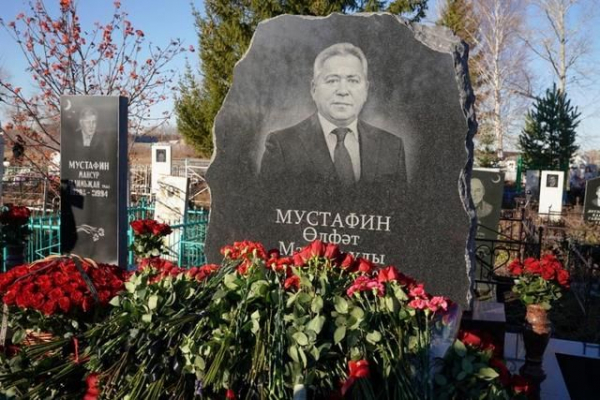 На могиле экс-мэра Уфы Ульфата Мустафина установили памятник На могиле экс-мэра Уфы Ульфата Мустафина установили памятник0