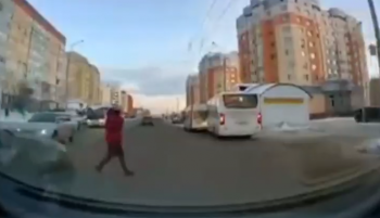 Видео: В Стерлитамаке на пешеходном переходе сбили женщину Видео: В Стерлитамаке на пешеходном переходе сбили женщину0