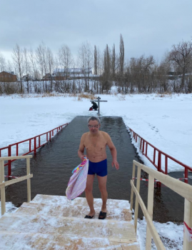Фото: В Стерлитамаке в крещенскую купель окунулись первые верующие Фото: В Стерлитамаке в крещенскую купель окунулись первые верующие0
