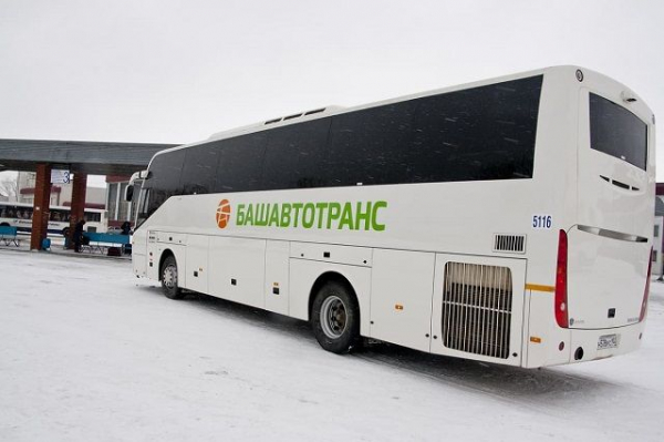 В Уфе пассажирам пришлось толкать застрявший из-за снега автобус В Уфе пассажирам пришлось толкать застрявший из-за снега автобус0