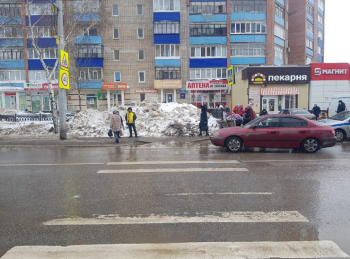 В Стерлитамаке на пешеходном переходе КамАЗ сбил женщину В Стерлитамаке на пешеходном переходе КамАЗ сбил женщину0