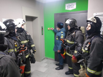 В Стерлитамаке пожарные провели учения в 26-этажном доме В Стерлитамаке пожарные провели учения в 26-этажном доме0